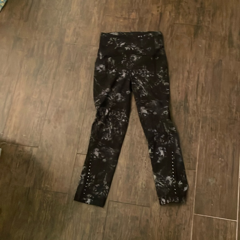 Lululemon black legging with slight gray accents
